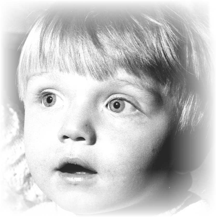 Portrait d'enfance de Davy Lheureux en noir et blanc